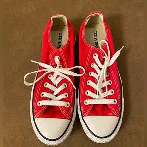 Red converse low tops. Men’s 7, Women’s 9
